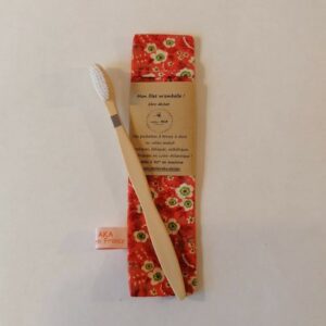 un étui à brosse à dent rouge