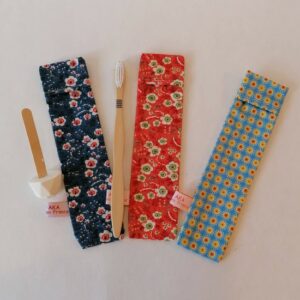quelques étuis à brosses à dent en toile enduite