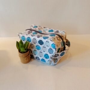 petits lampions bleu sur fond blanc