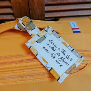 une étiquette de bagages en toile enduite coloris lampion jaune