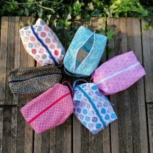 quelques coffrets de voyage comprenant une trousse de toilette une pochette à savon et un étui à brosse à dent assortis