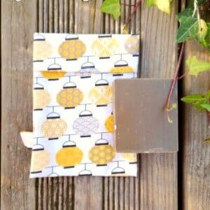 pochette à savon en toile enduite coloris lampion jaune